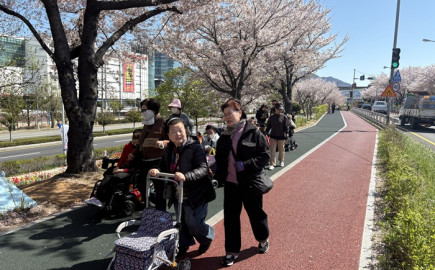 2026. 4. 7.(화) 디딤돌배움터 5회기 '꽃병 꾸미기 활동' 진행